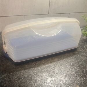 Vintage Tupperware Bake N Take Bread or cake carrier. Locking handle. Very good